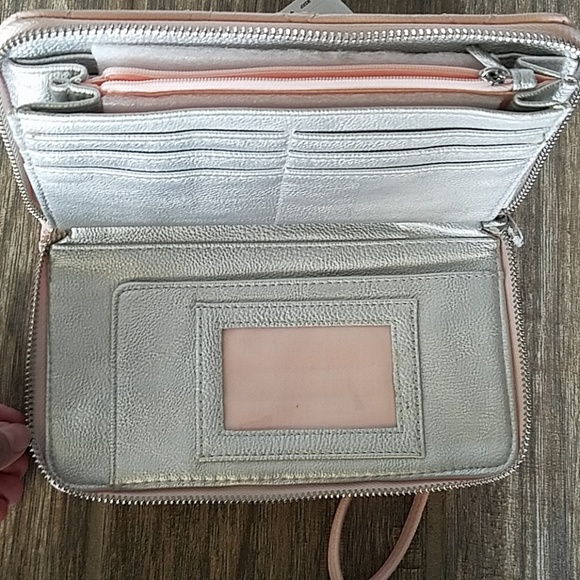 Nwt Betsey Johnson quilted wristlet - Picture 3 of 5